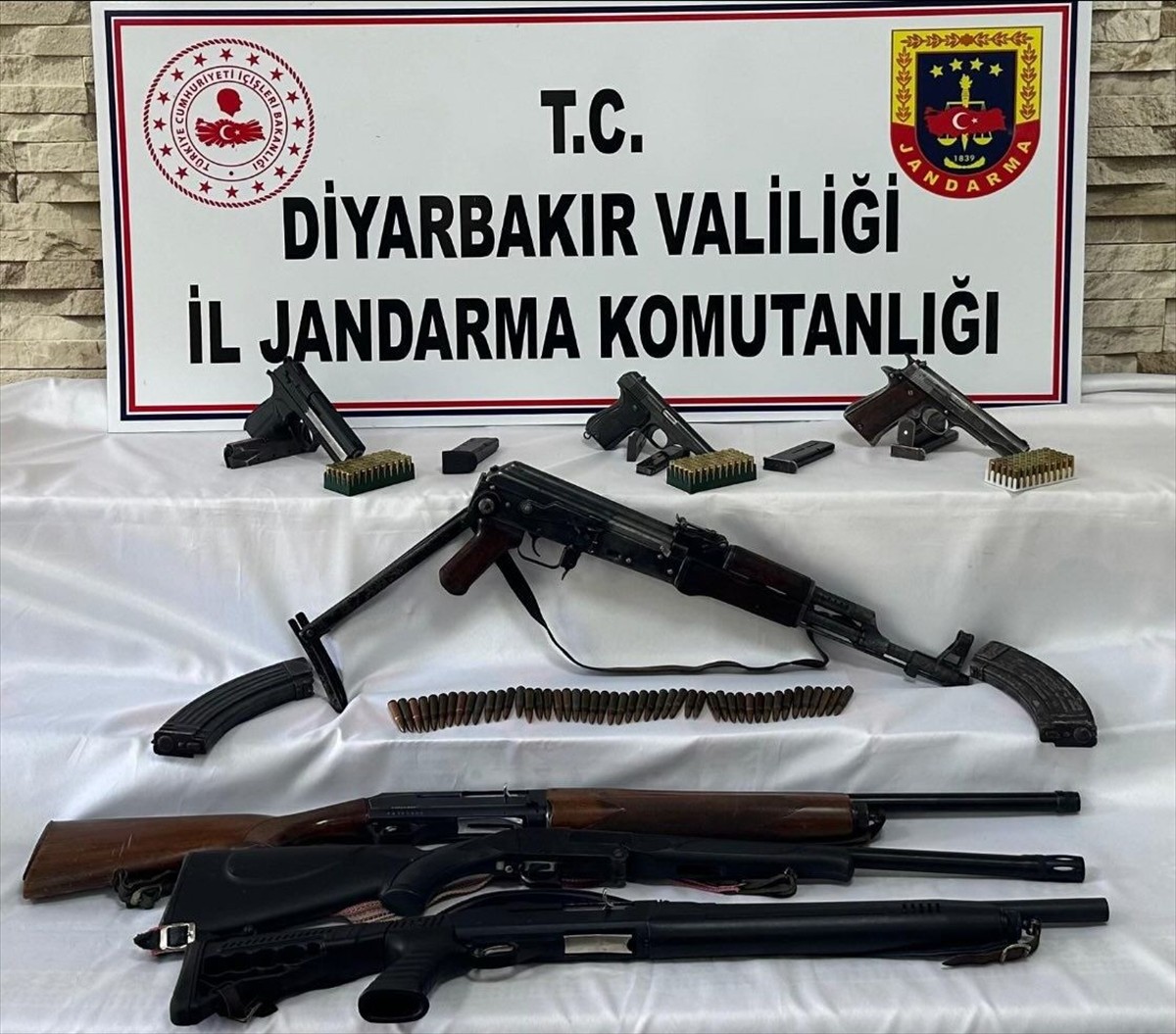 Diyarbakır'da düzenlenen kaçak silah operasyonda, 2 piyade tüfeği, 2 av tüfeği ve 5 tabanca ele...