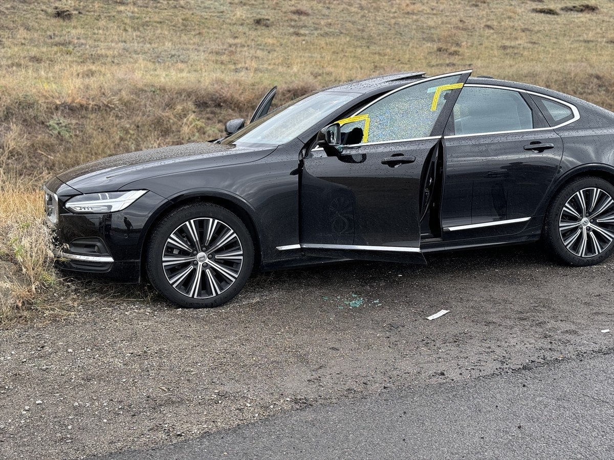 Erzurum'da yol kenarında park halindeki otomobilde başından silahla vurulmuş erkek cesedi bulundu....