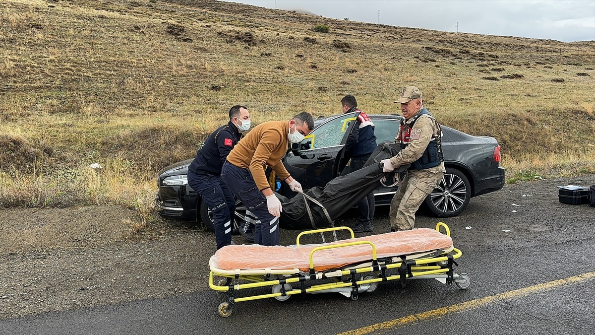 Erzurum'da yol kenarında park halindeki otomobilde başından silahla vurulmuş erkek cesedi bulundu....