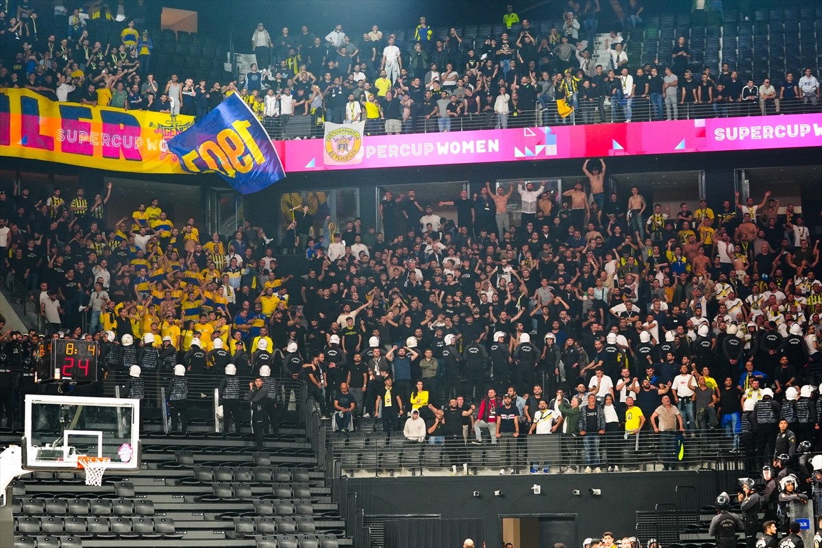 Fenerbahçe Opet ile Beşiktaş arasında Basketbol Gelişim Merkezi'nde oynanan FIBA Kadınlar Süper...