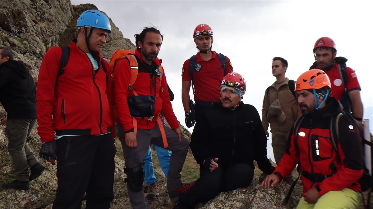 Iğdır Valisi Ercan Turan, Doğu Anadolu’nun en zorlu tırmanış rotaları arasında yer alan Tekelti...