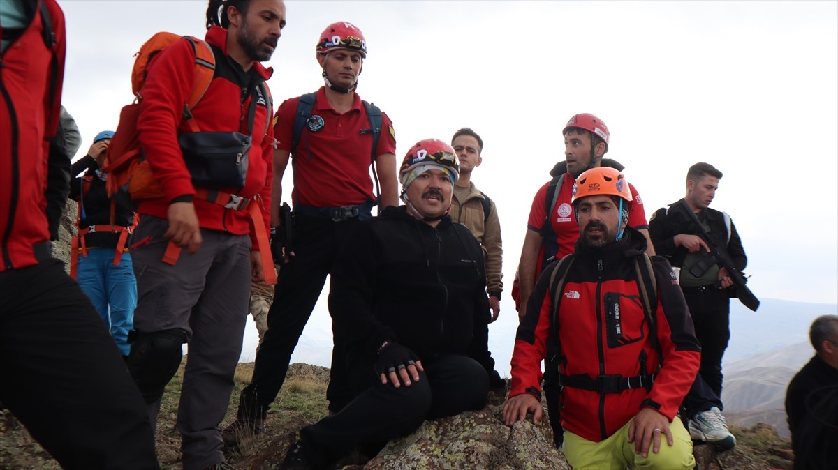 Iğdır Valisi Ercan Turan, Doğu Anadolu’nun en zorlu tırmanış rotaları arasında yer alan Tekelti...