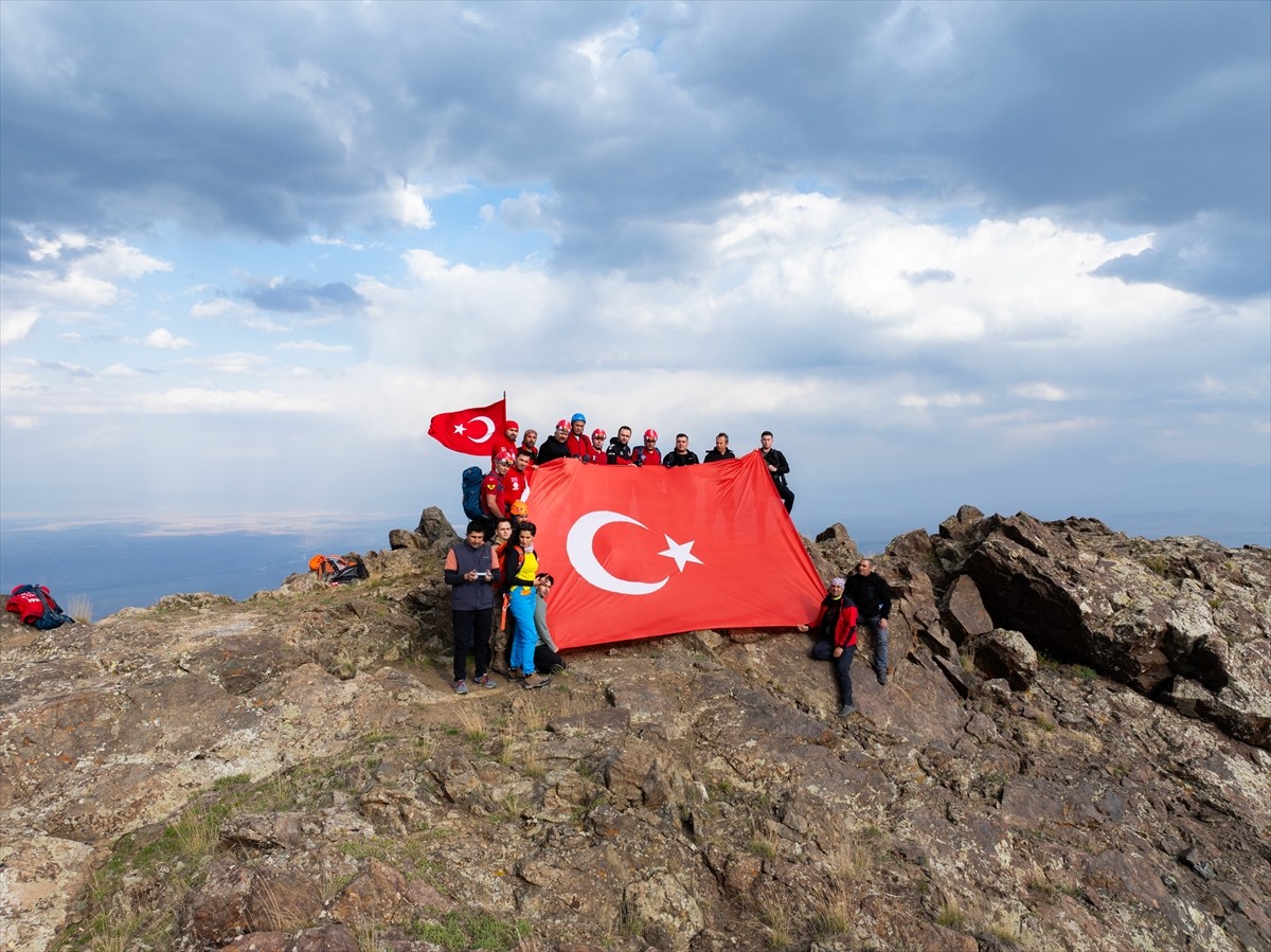 Iğdır Valisi Ercan Turan, Doğu Anadolu’nun en zorlu tırmanış rotaları arasında yer alan Tekelti...