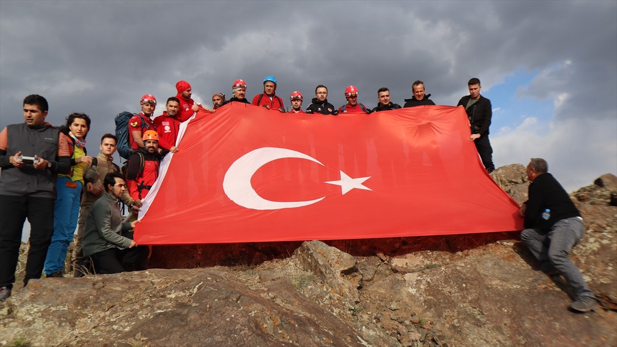 Iğdır Valisi Ercan Turan, Doğu Anadolu’nun en zorlu tırmanış rotaları arasında yer alan Tekelti...