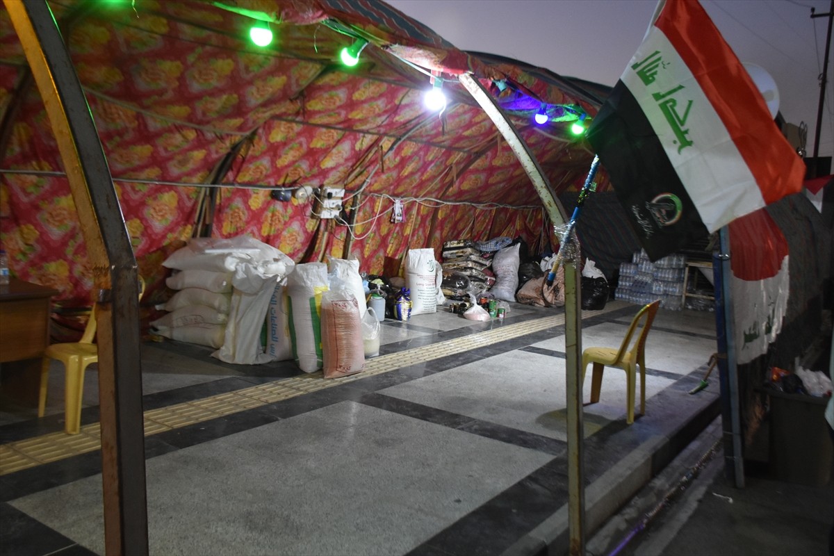 Irak'ın Kerkük kentinde birden fazla bölgede kurulan hayır çadırlarında, İsrail'in yoğun hava...