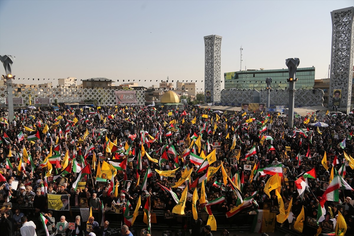 İran'ın başkenti Tahran'da binlerce kişi ülkelerinin İsrail'e düzenlediği füze saldırılarına...