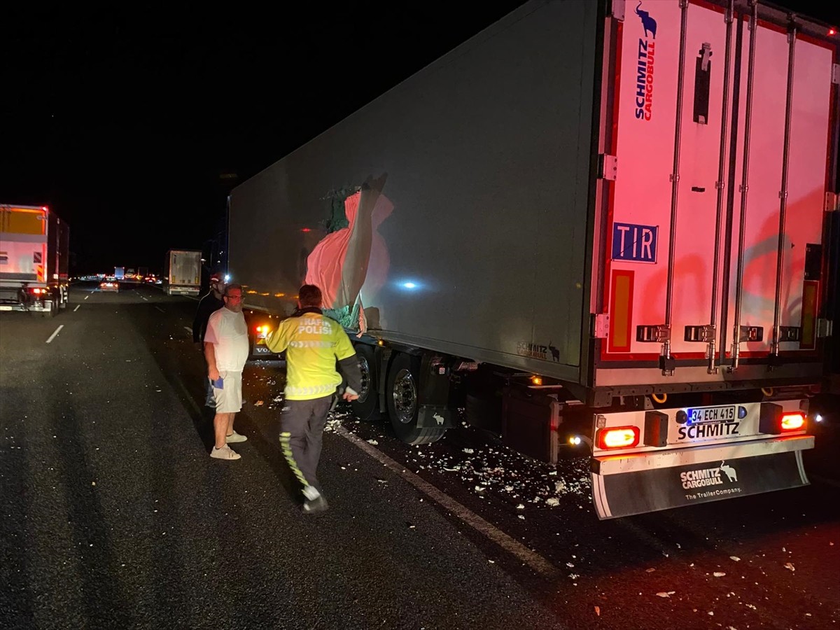 İstanbul-İzmir otoyolunun Balıkesir bölümünde meydana gelen zincirleme kazada ağır yaralanan 1...