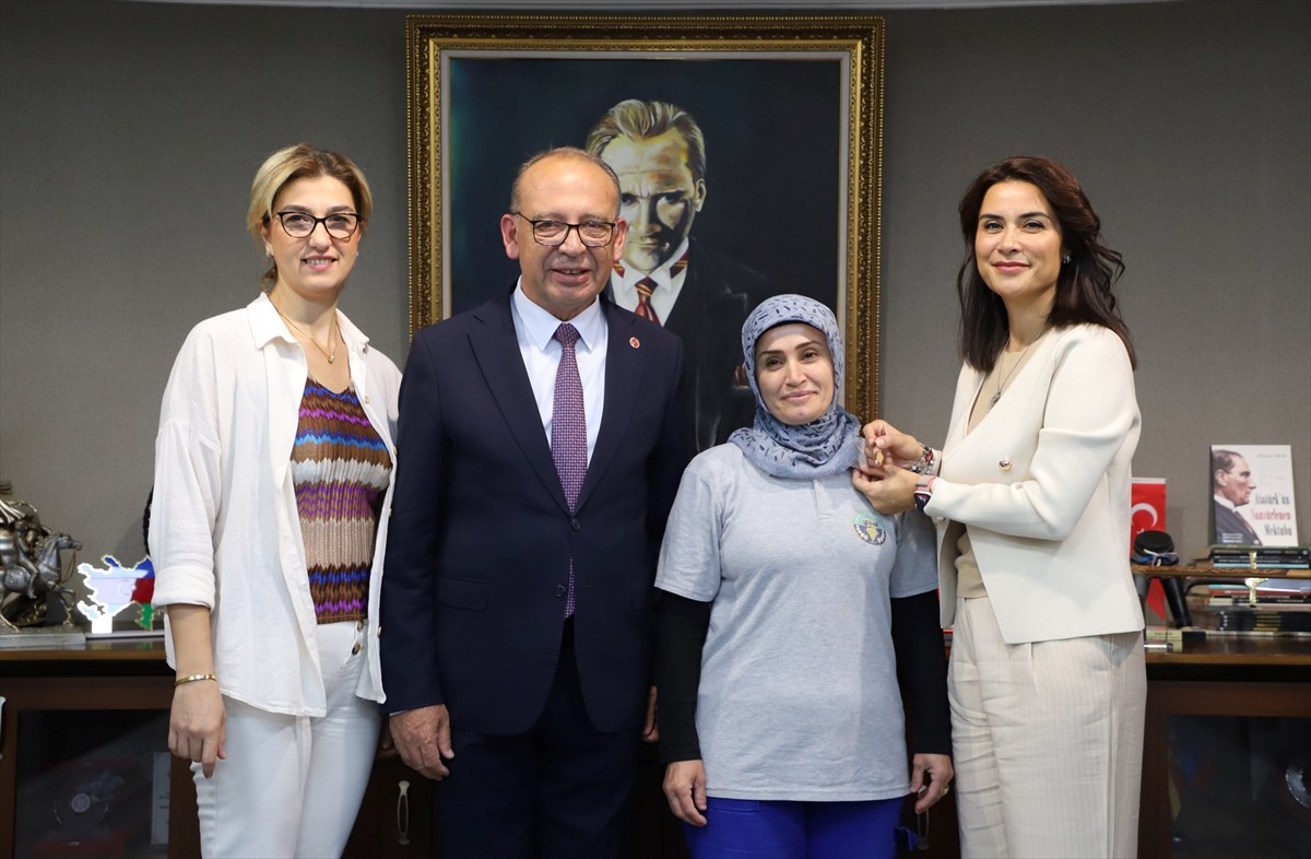 Manisa'nın Turgutlu ilçesinde belediyenin temizlik işleri müdürlüğünde görevli Filiz Gölmez (sağ...