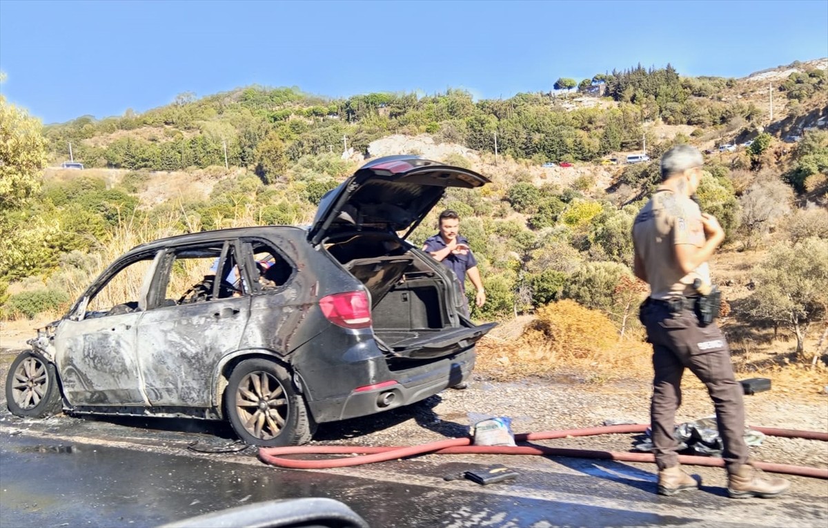 Muğla'nın Bodrum ilçesinde seyir halindeki cipte çıkan yangın söndürüldü. Yangında lüks cip...