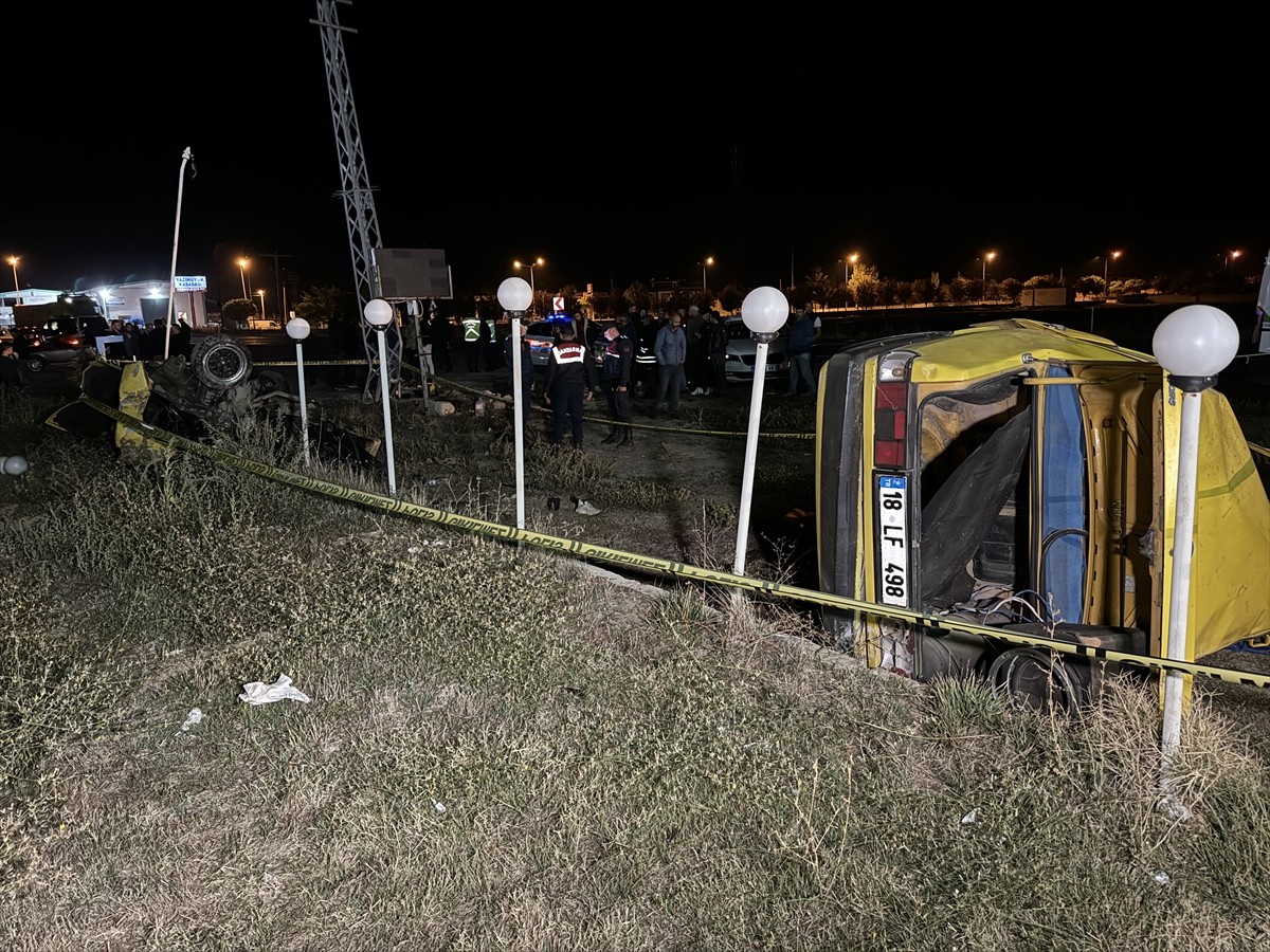 Nevşehir'in Derinkuyu ilçesinde aydınlatma direğine çarparak ikiye bölünen otomobilin sürücüsü...