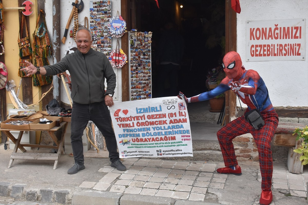 "Örümcek Adam" kostümüyle Türkiye turuna çıkan Salih Ayaz Koç, Afyonkarahisar'da, Ulu Cami, Afyon...