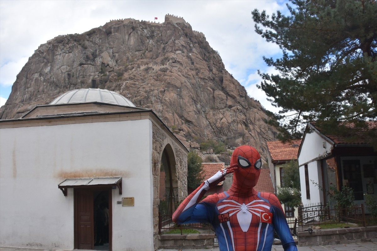 "Örümcek Adam" kostümüyle Türkiye turuna çıkan Salih Ayaz Koç, Afyonkarahisar'da, Ulu Cami, Afyon...