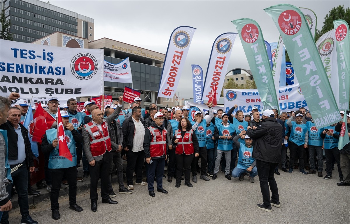 TÜRK-İŞ Genel Başkanı Ergün Atalay, TÜRK-İŞ tarafından çalışma hayatındaki sorunları dile getirmek...