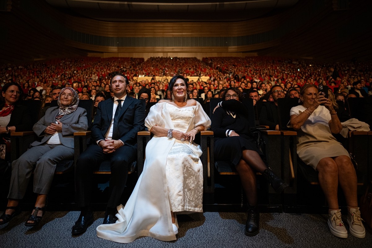 Türk sinemasının "Sultan"ı Türkan Şoray, "Türkan Şoray'ın Sonsuz Senfonisi" konserinde Ankaralı...