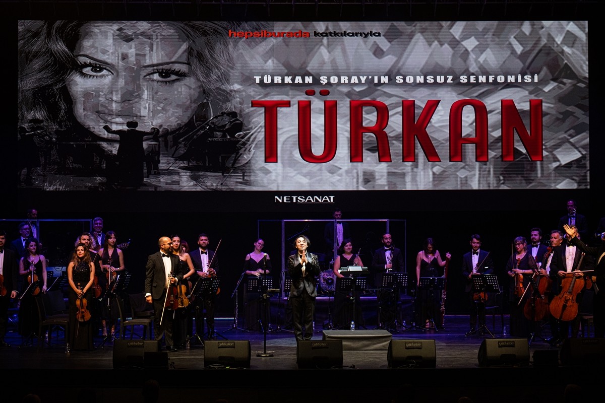 Türk sinemasının "Sultan"ı Türkan Şoray, "Türkan Şoray'ın Sonsuz Senfonisi" konserinde Ankaralı...