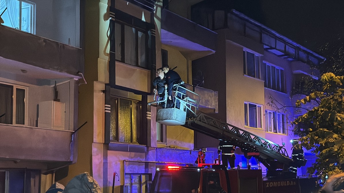 Zonguldak'ta heyelan nedeniyle girişi toprakla kapanan apartmanda mahsur kalan 1'i çocuk 6 kişi...