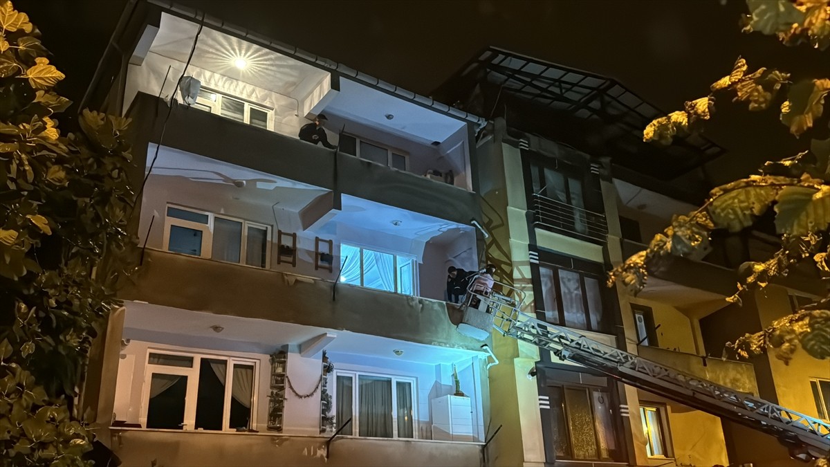 Zonguldak'ta heyelan nedeniyle girişi toprakla kapanan apartmanda mahsur kalan 1'i çocuk 6 kişi...