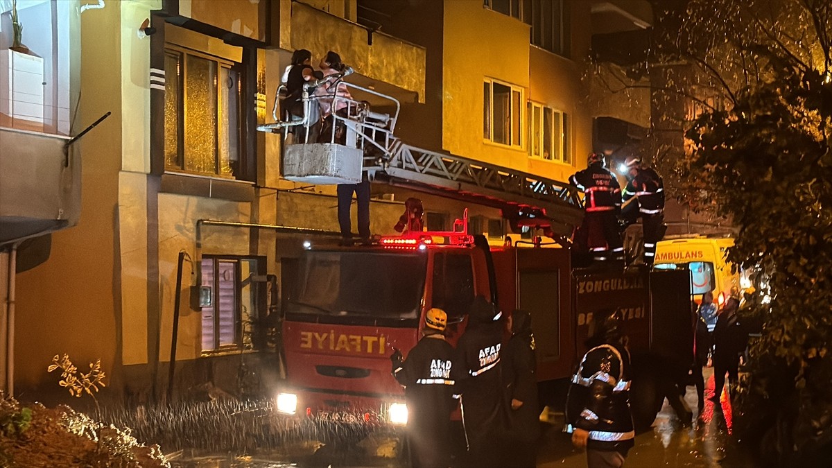 Zonguldak'ta heyelan nedeniyle girişi toprakla kapanan apartmanda mahsur kalan 1'i çocuk 6 kişi...