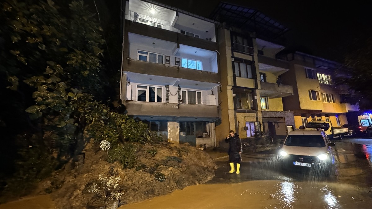 Zonguldak'ta heyelan nedeniyle girişi toprakla kapanan apartmanda mahsur kalan 1'i çocuk 6 kişi...