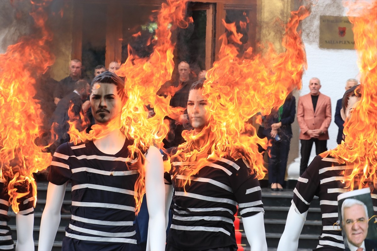 Arnavutluk Meclisinde hafta başındaki gerginlik sonrası Genel Kurul çalışmalarından uzaklaştırılan...