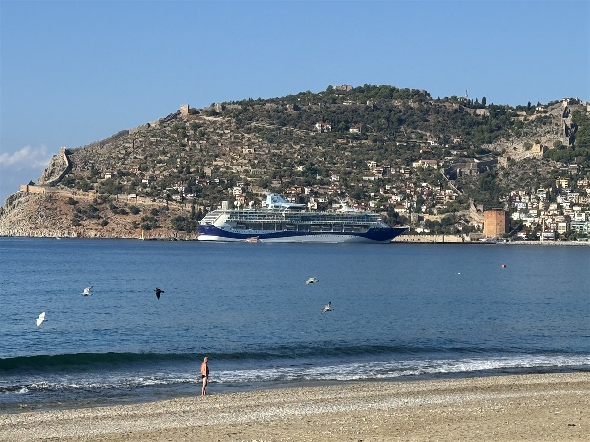 Bahama bayraklı "Marella Discovery" adlı kruvaziyer Antalya'nın Alanya ilçesine geldi. Alanya...