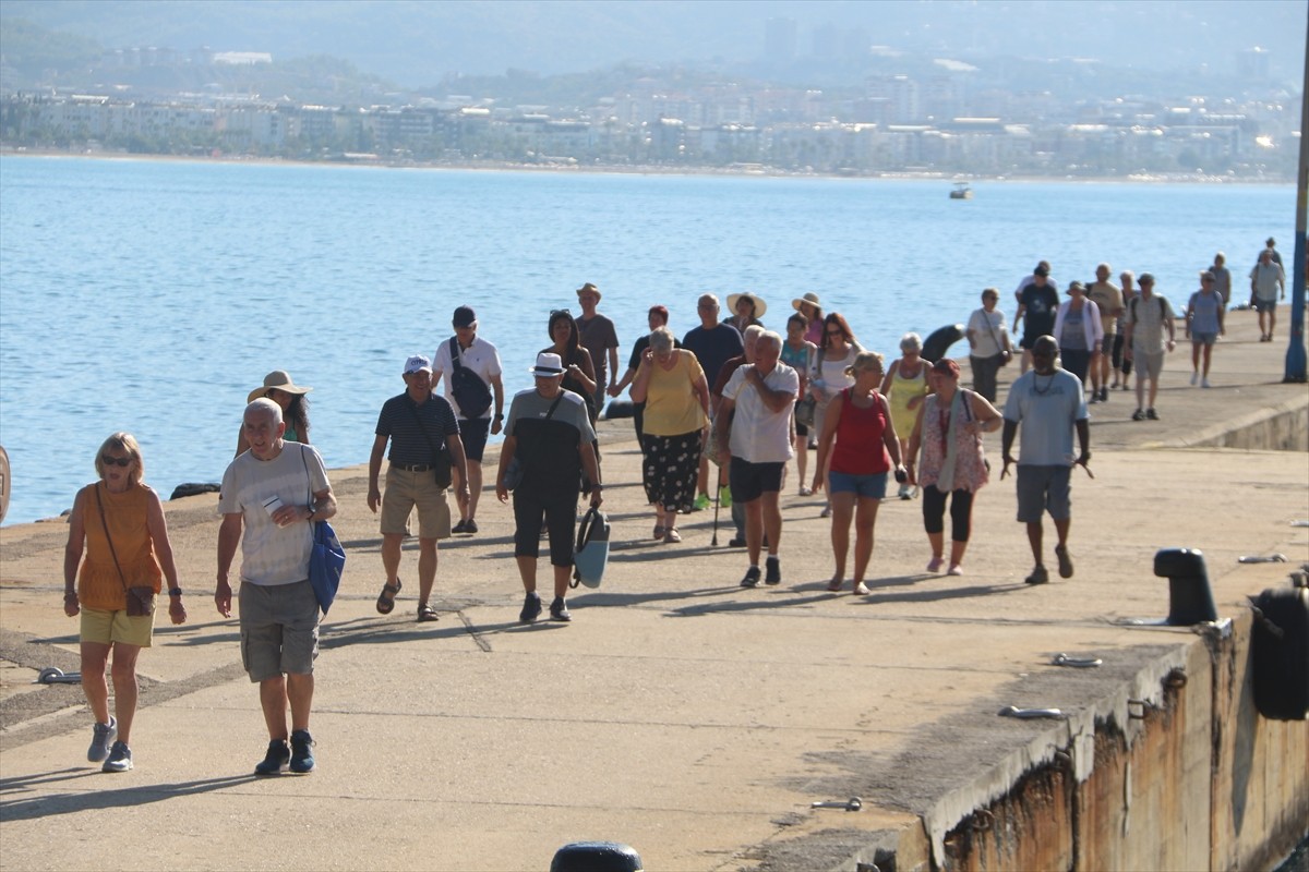 Bahama bayraklı "Marella Discovery" adlı kruvaziyer Antalya'nın Alanya ilçesine geldi. Alanya...