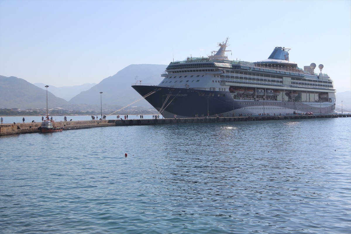 Bahama bayraklı "Marella Discovery" adlı kruvaziyer Antalya'nın Alanya ilçesine geldi. Alanya...