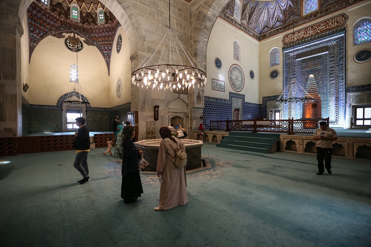 Bursa'da tarihi Yeşil Cami'ye şortla girmemek için mekanda kadınlara yönelik bulundurulan etekleri...