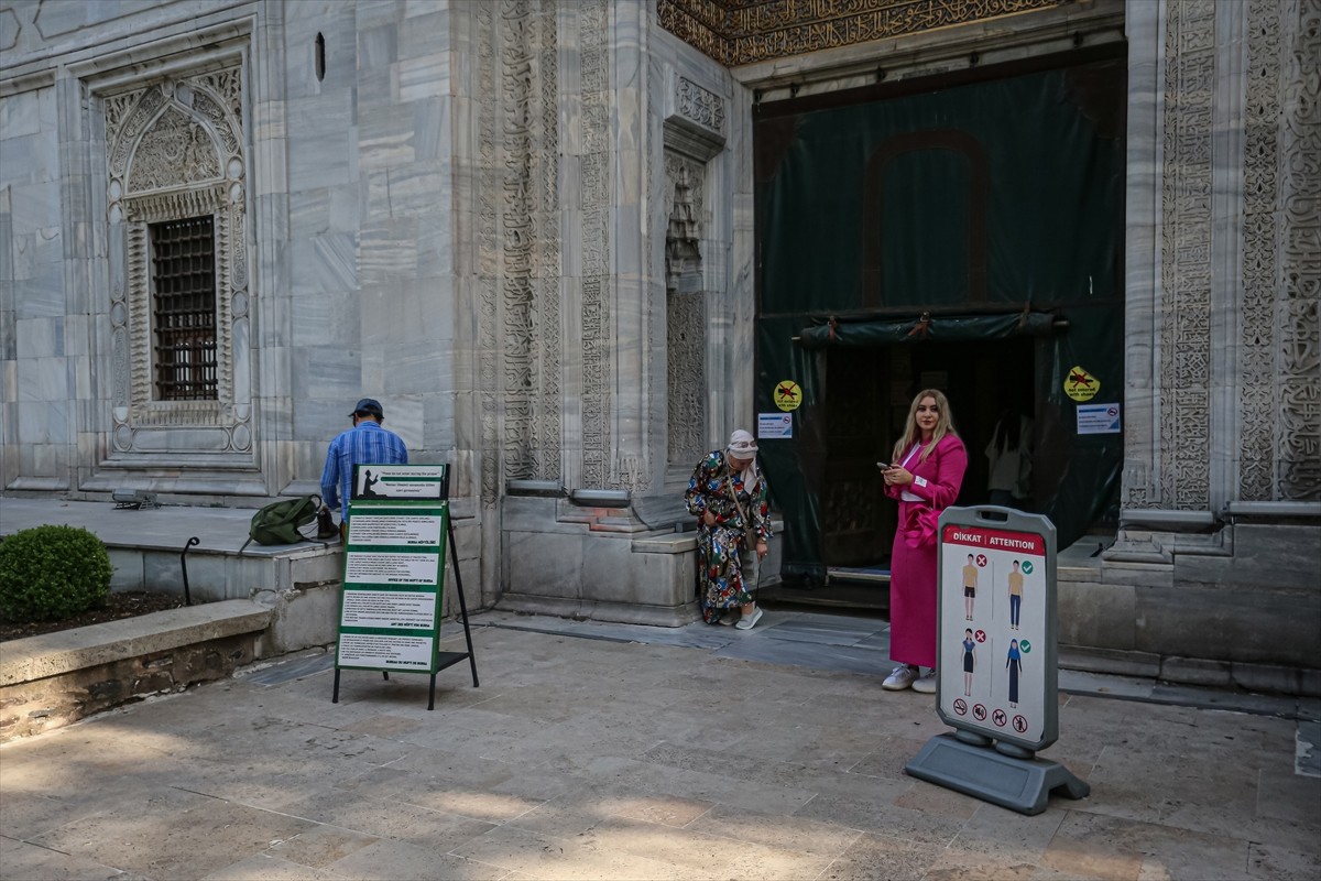 Bursa'da tarihi Yeşil Cami'ye şortla girmemek için mekanda kadınlara yönelik bulundurulan etekleri...