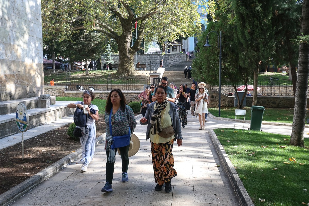 Bursa'da tarihi Yeşil Cami'ye şortla girmemek için mekanda kadınlara yönelik bulundurulan etekleri...