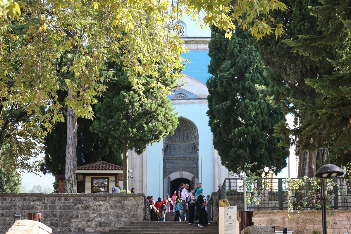 Bursa'da tarihi Yeşil Cami'ye şortla girmemek için mekanda kadınlara yönelik bulundurulan etekleri...