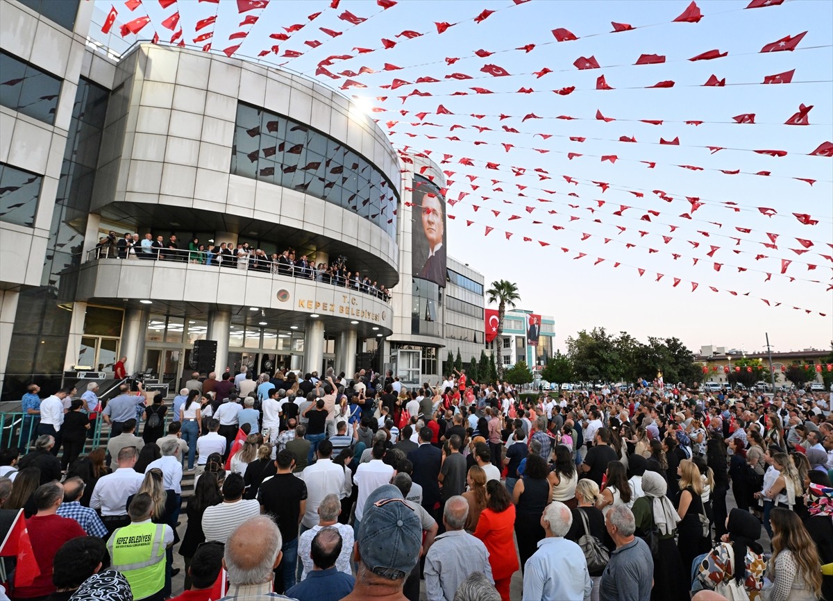 CHP Genel Başkanı Özgür Özel, Kepez Belediye Başkanı Mesut Kocagöz'ü ziyaret etti. Özel, ardından...