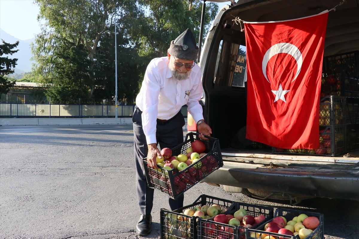 Denizli'de yaşayan 74 yaşındaki Muhammet Yılmaz, Ege Ordusu Komutanlığı'nda görev yapan askerlere...