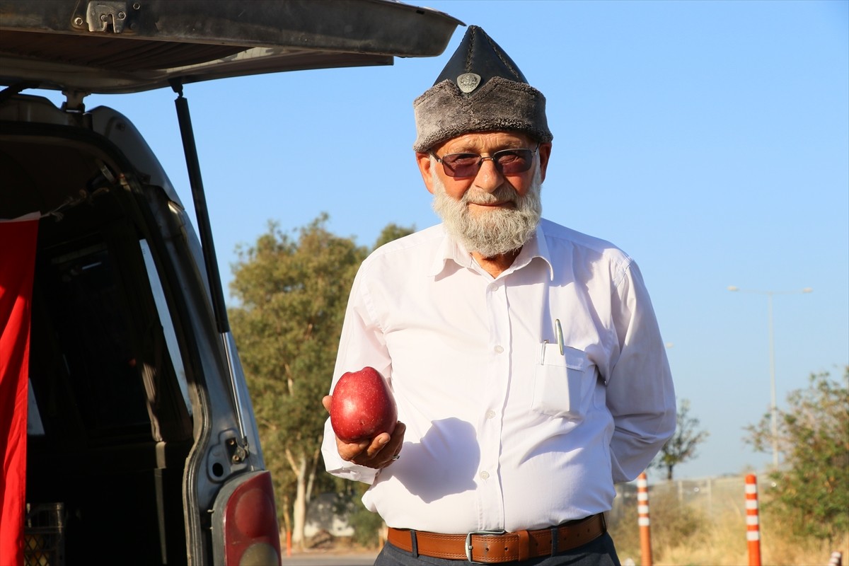 Denizli'de yaşayan 74 yaşındaki Muhammet Yılmaz, Ege Ordusu Komutanlığı'nda görev yapan askerlere...