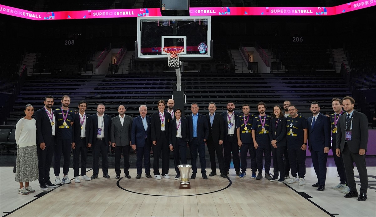 FIBA Kadınlar Süper Kupa karşılaşmasında Beşiktaş'ı 79-63 mağlup eden Fenerbahçe Opet, kupasını...