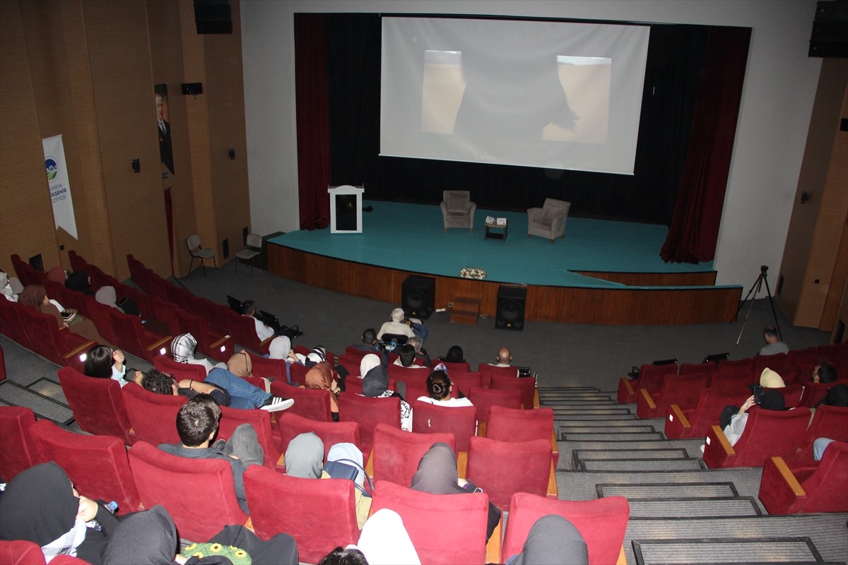 Filistinli yönetmen Nawras Abu Saleh'in "Büyük Gelen Palto" filmi, Sakarya'da izleyiciyle...