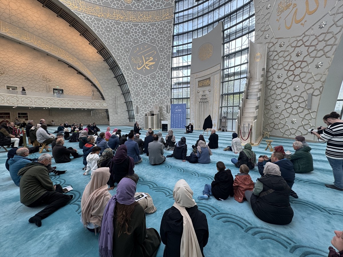 İki Almanya'nın birleşme yıl dönümü dolayısıyla ülkedeki camilerde geleneksel hale gelen "Açık...