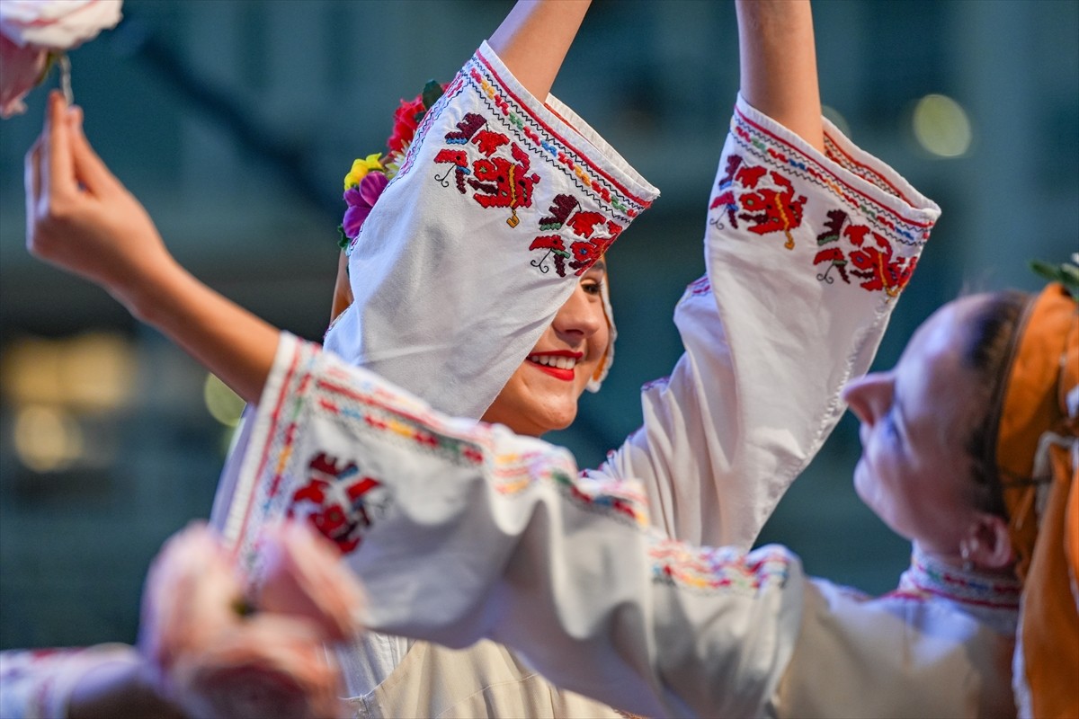 İzmir Büyükşehir Belediyesince düzenlenen Uluslararası Balkanlılar Halk Dansları Festivali...