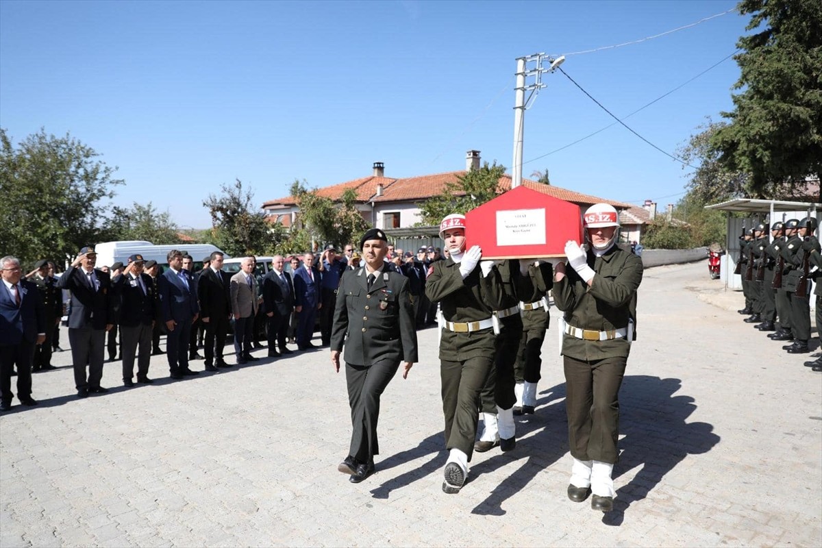 Kore gazisi Mustafa Adıgüzel'in cenazesi Edirne'de defnedildi. Adıgüzel'in naaşı Süloğlu ilçesine...