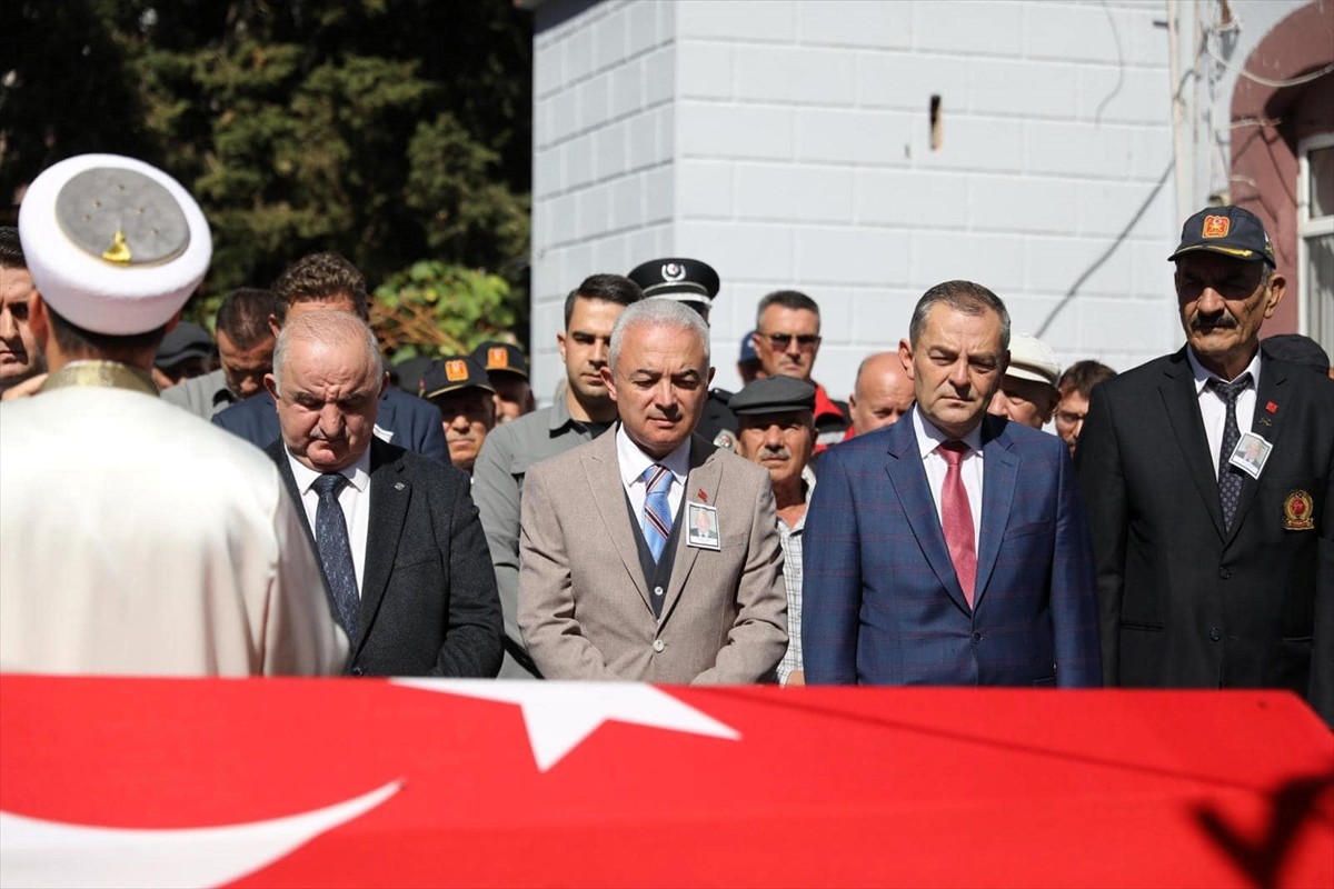 Kore gazisi Mustafa Adıgüzel'in cenazesi Edirne'de defnedildi. Adıgüzel'in naaşı Süloğlu ilçesine...