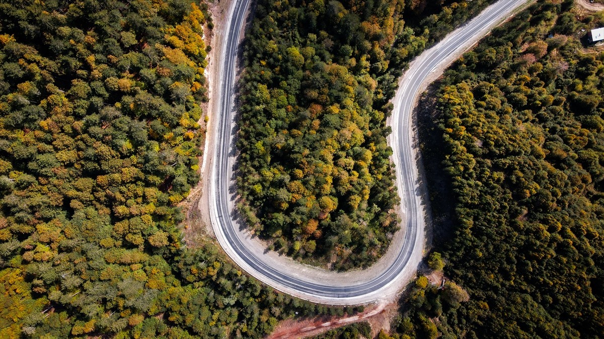 Kütahya ile Bursa il sınırları arasındaki Domaniç Dağları'nda sonbaharın renkleri, sis bulutuyla...