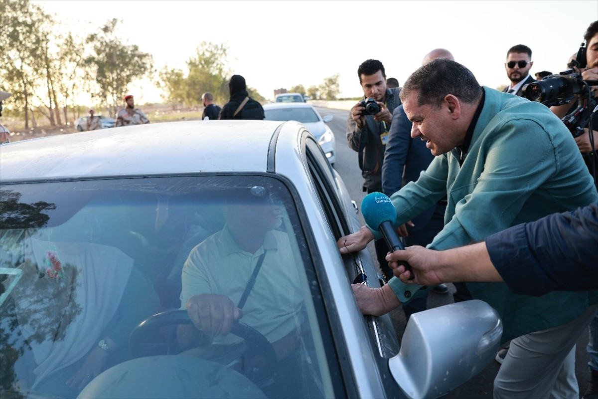 Libya Başbakanı Abdulhamid Dibeybe (ortada), Türk inşaat şirketi İnfitah'ın yaptığı başkent...