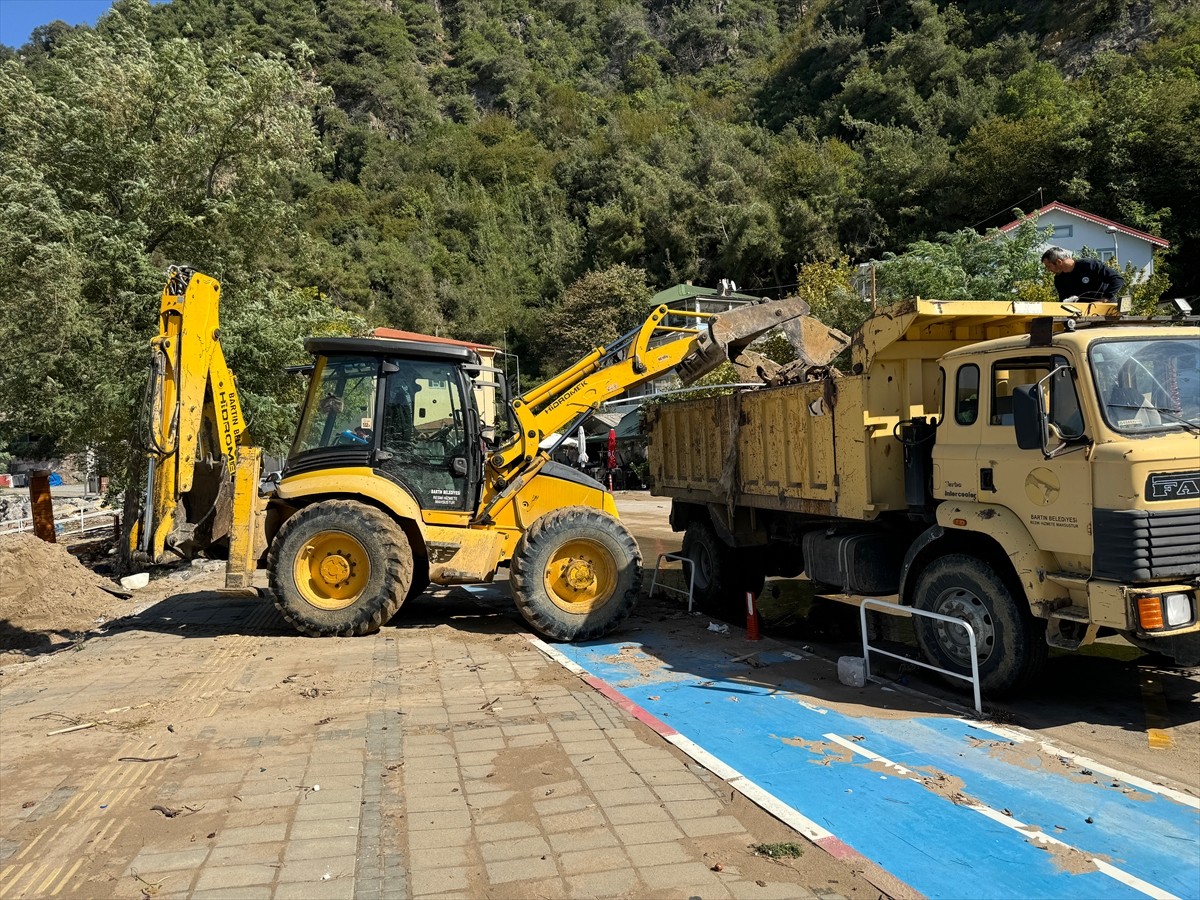 Sağanağın etkisiyle Bartın Irmağı'nın denize sürüklediği ve İnkumu sahilinde kirliliğe neden olan...