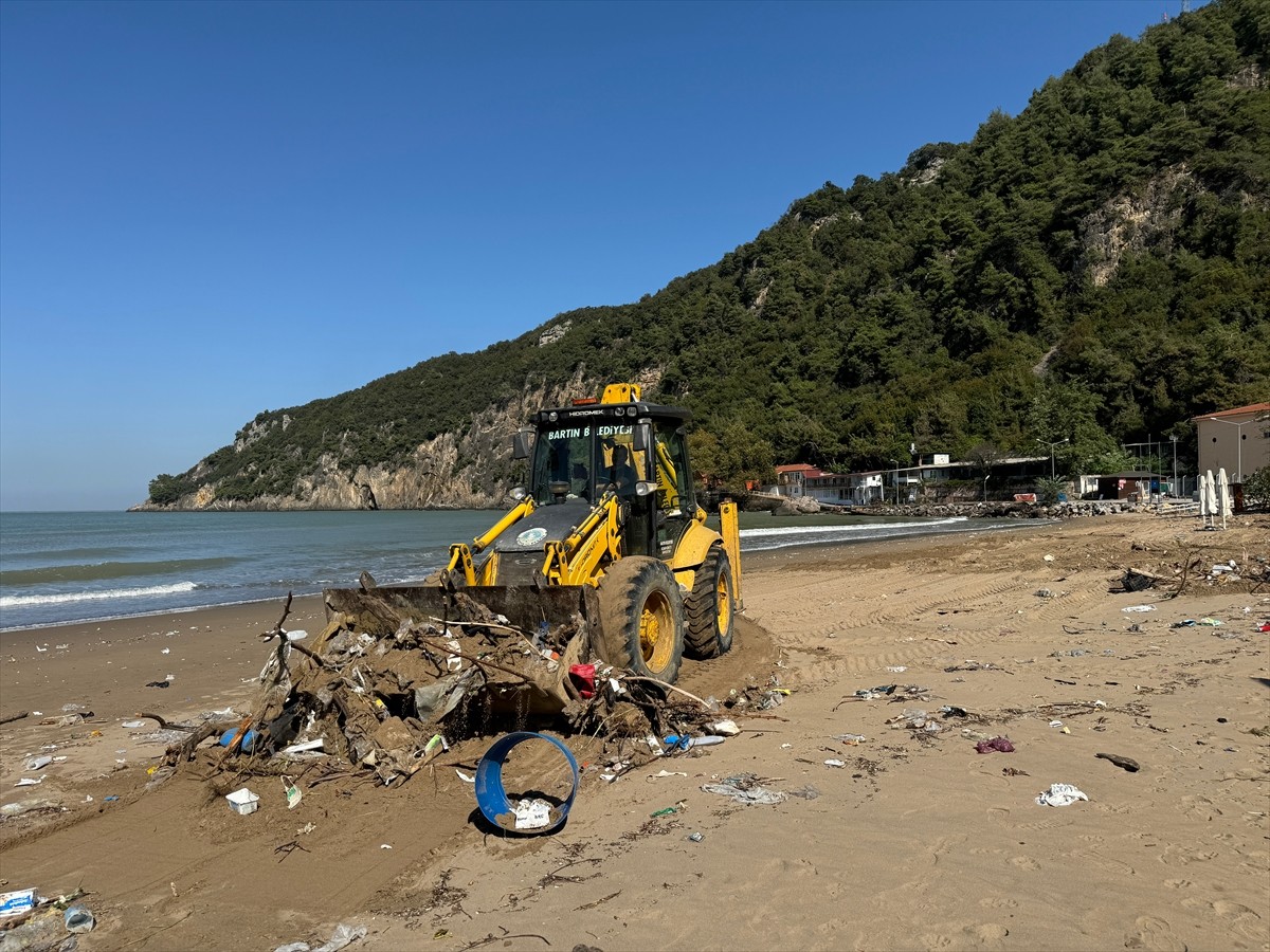 Sağanağın etkisiyle Bartın Irmağı'nın denize sürüklediği ve İnkumu sahilinde kirliliğe neden olan...