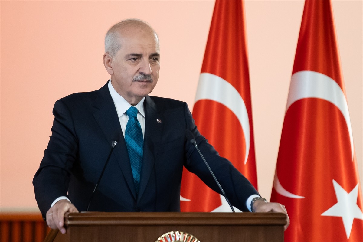 TBMM Başkanı Numan Kurtulmuş (sağda), Türkiye’ye resmi ziyaret gerçekleştiren Kuzey Makedonya...