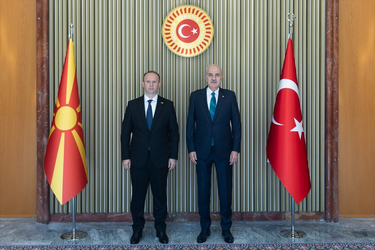 TBMM Başkanı Numan Kurtulmuş (sağda), Türkiye’ye resmi ziyaret gerçekleştiren Kuzey Makedonya...