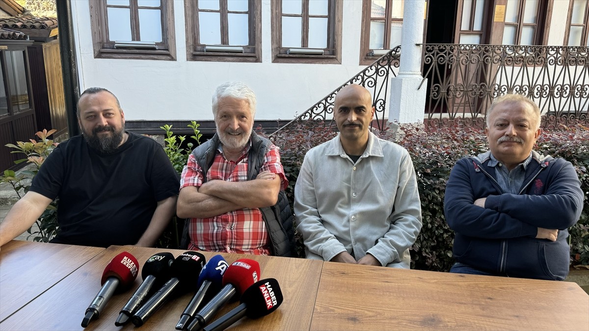 Trabzon'da, yönetmen koltuğuna Bilal Kalyoncu'nun (solda) oturduğu "Temel: Sümela'nın Şifresi...