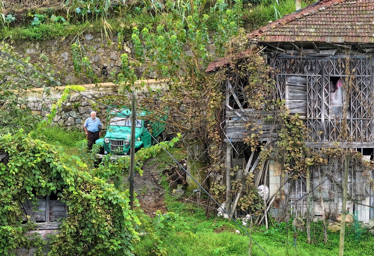 Trabzon'un Sürmene ilçesinde yaşayan 83 yaşındaki Dursun Hakkı Sofuoğlu, 65 yıl önce satın aldığı...