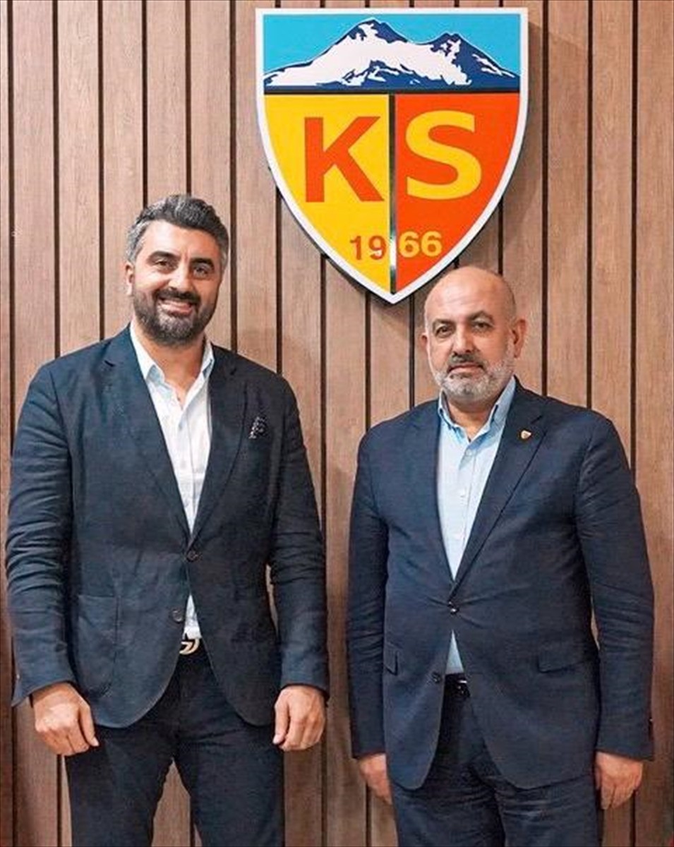 Trendyol Süper Lig ekiplerinden Bellona Kayserispor, teknik direktör Sinan Kaloğlu (solda) ile...