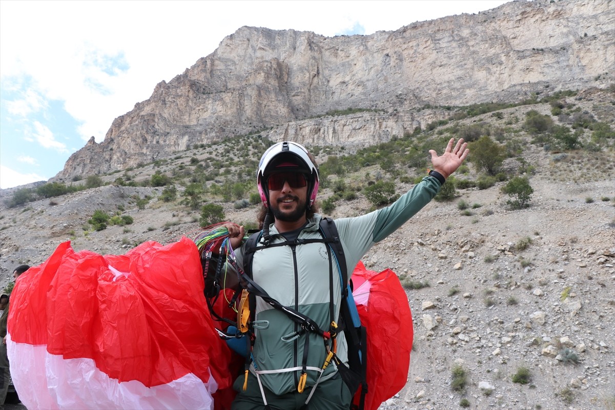 Türkiye şampiyonu akrobasi ve yamaç paraşütü pilotu Ferdi Toy, organizasyonlara Erzurum'un...